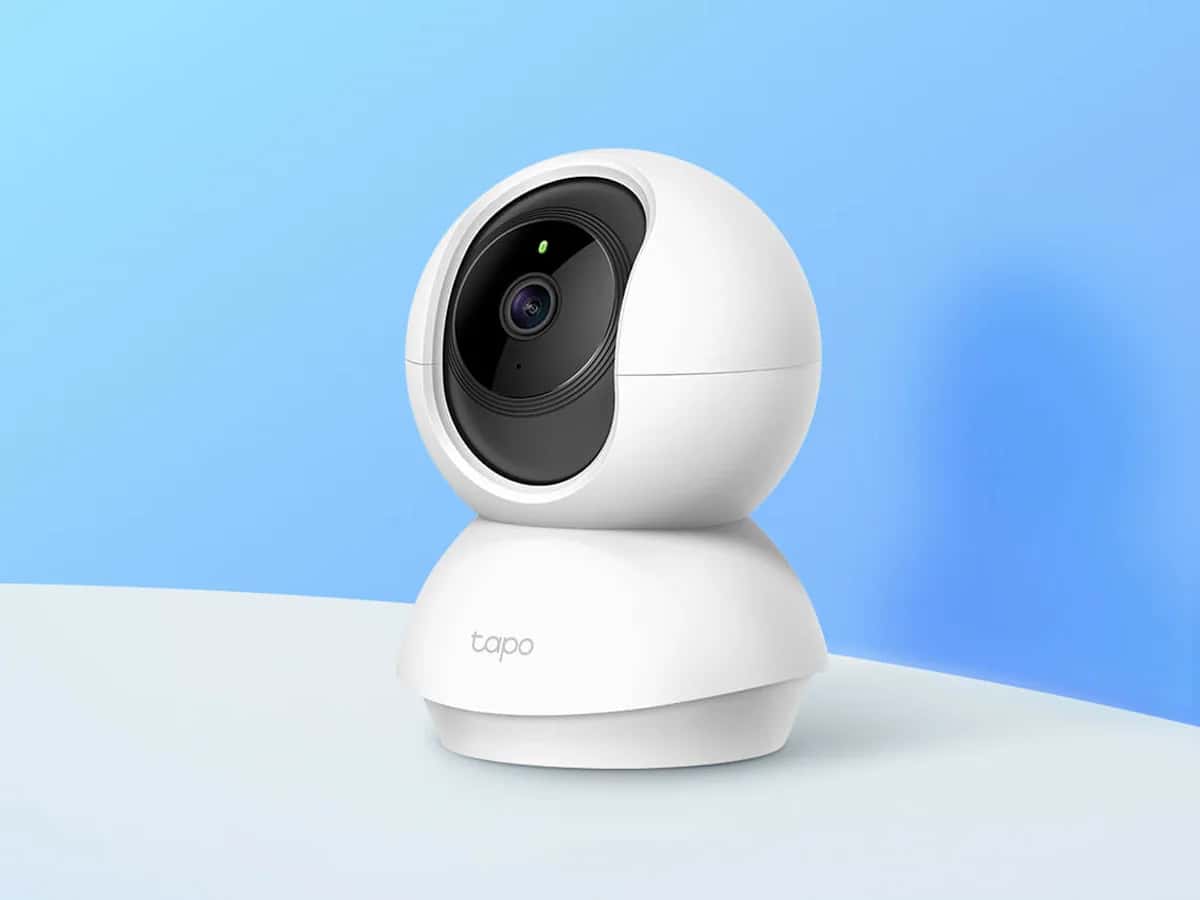 Câmara IP Wi-Fi TP-Link Tapo TC70 em perspetiva sobre fundo azul