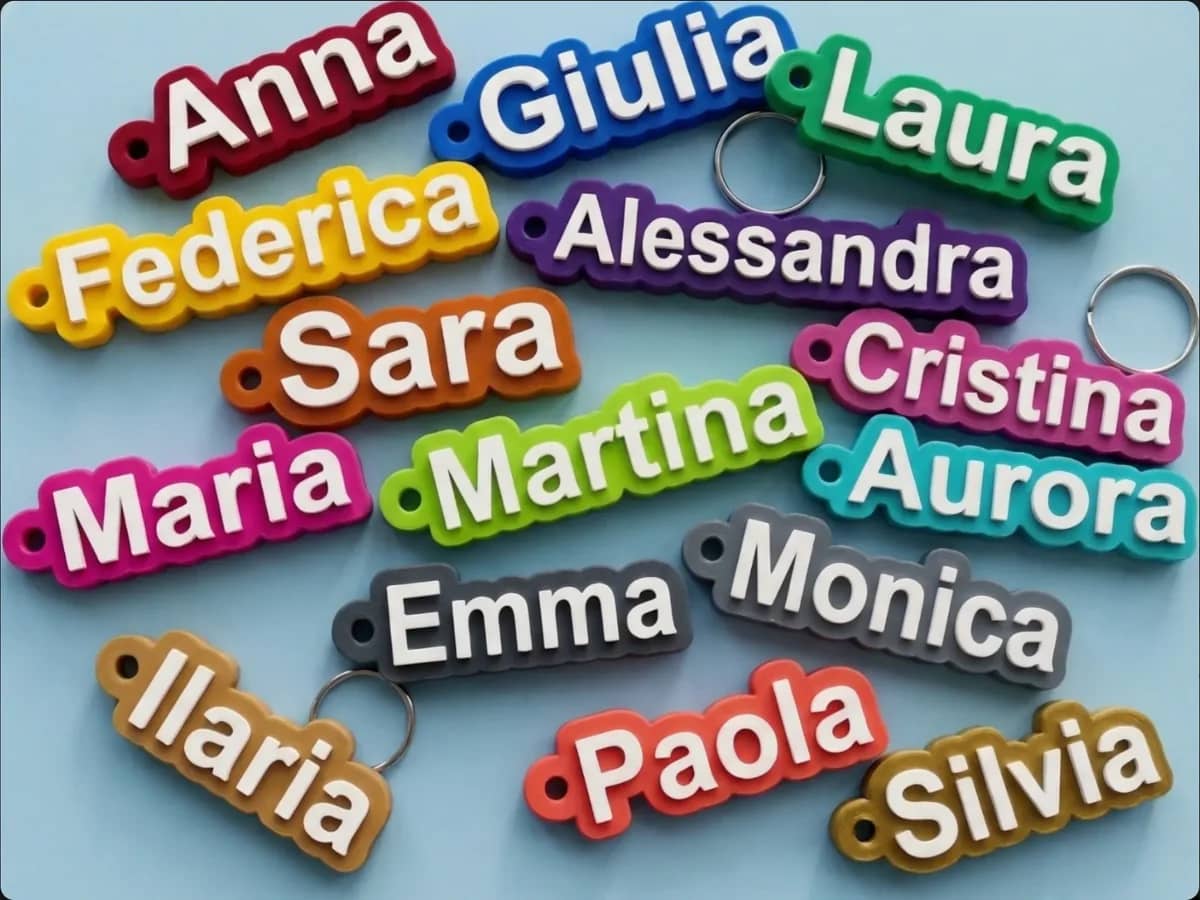 Porta-chaves com nomes personalizados impressos em 3D em várias cores